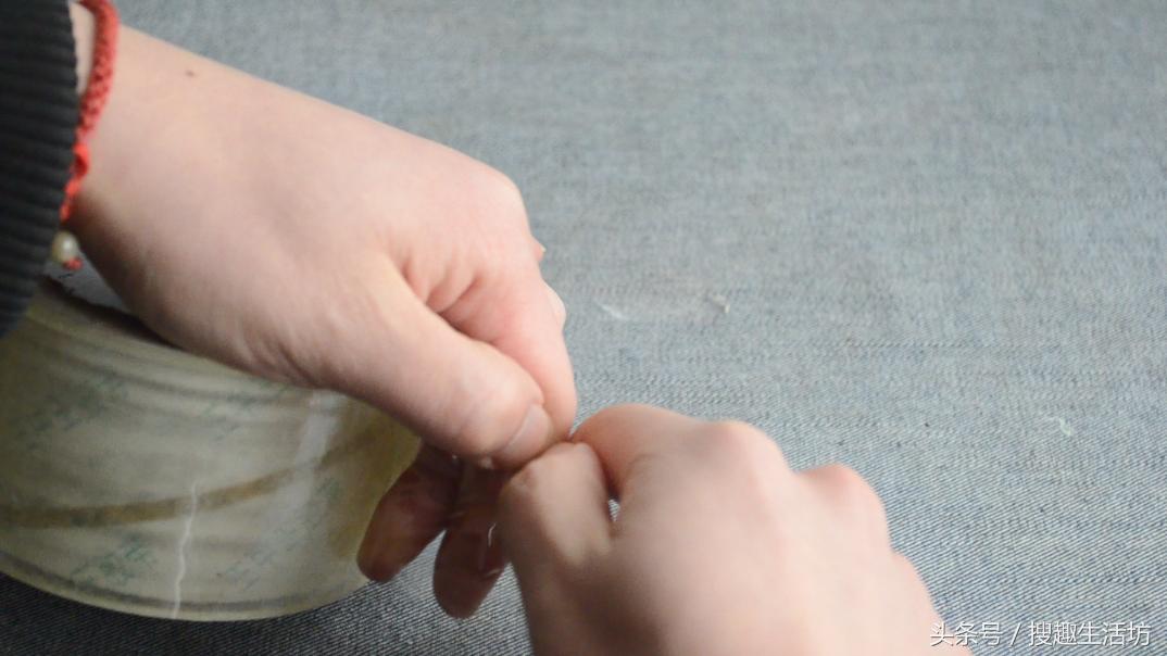 手撕胶带的正确方法和技巧,学会这个小窍门徒手撕胶带更简单