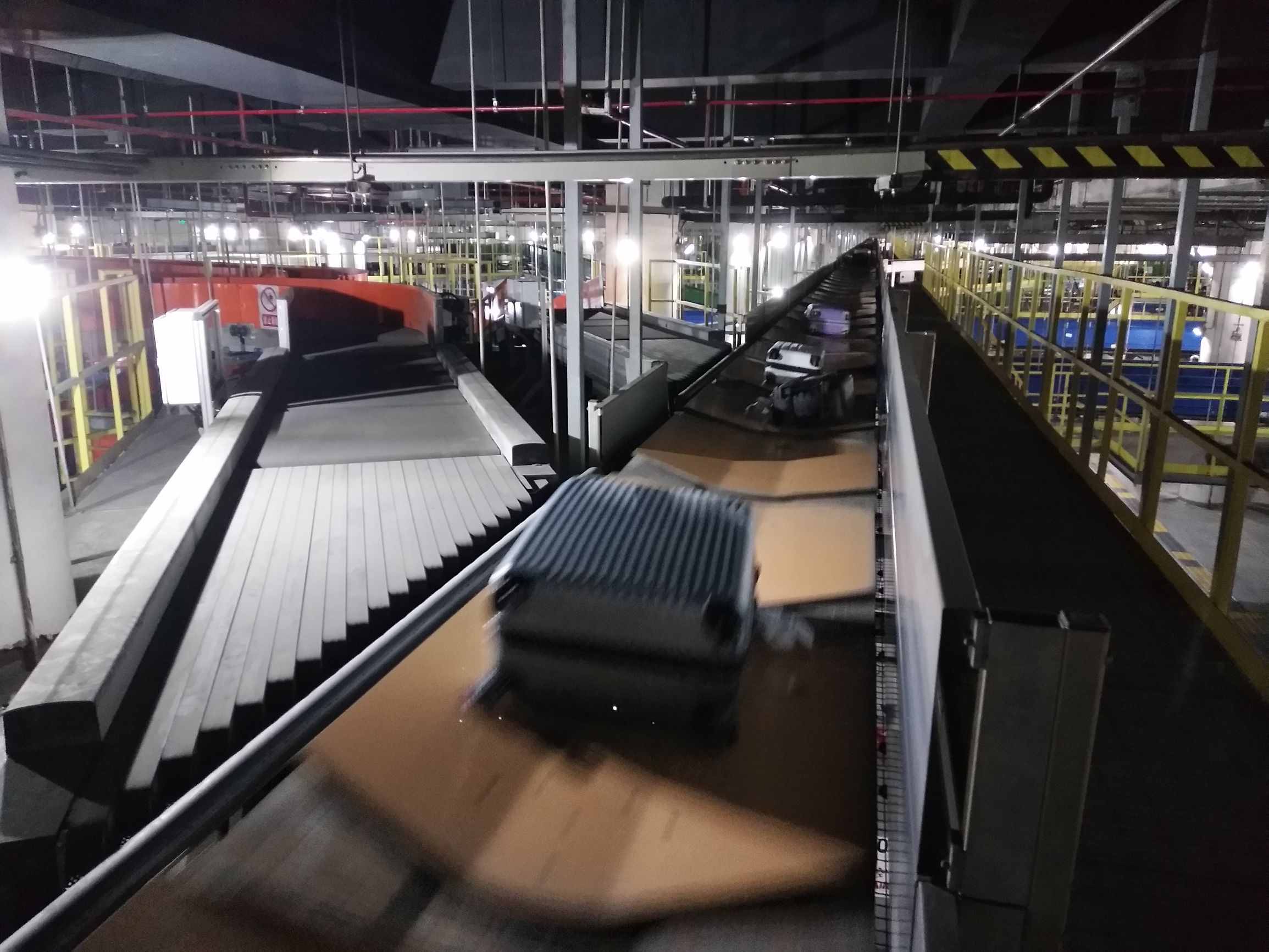 坐飞机行李怎么运过去的,坐飞机行李托运怎么算钱