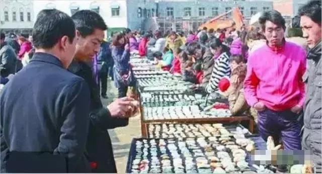 摆地摊卖的古董是真的吗,地摊上买的假古董专家鉴定是真的