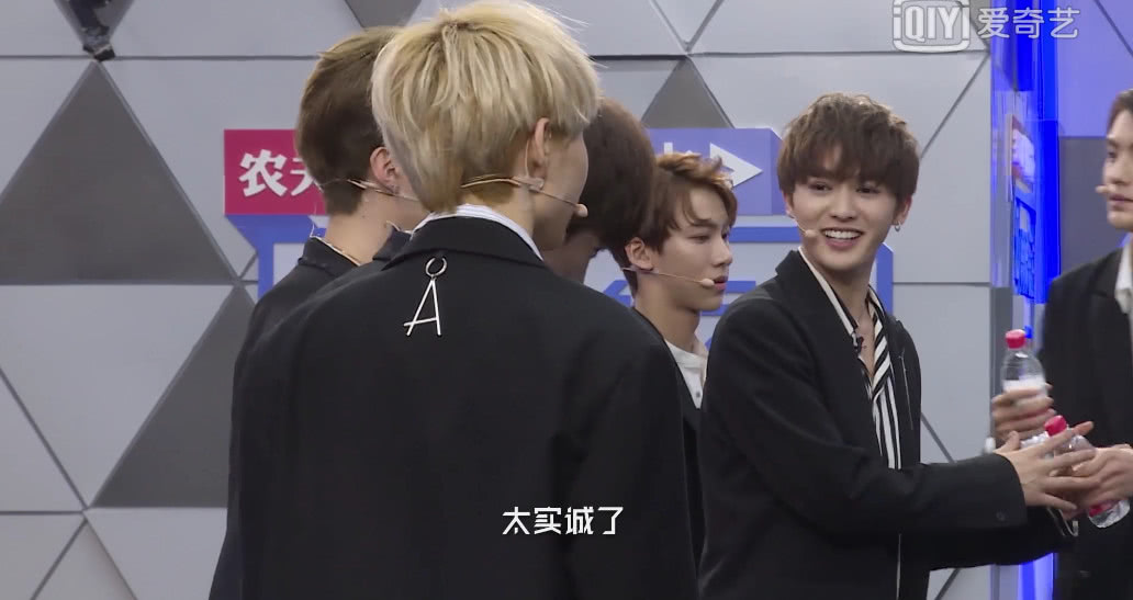 范丞丞青你1总决赛候场镜头,偶像练习生候场花絮范丞丞