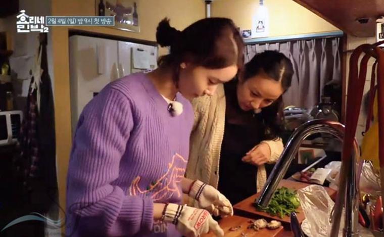 允儿白衫红裤出席活动,允儿韩国elle露脐装