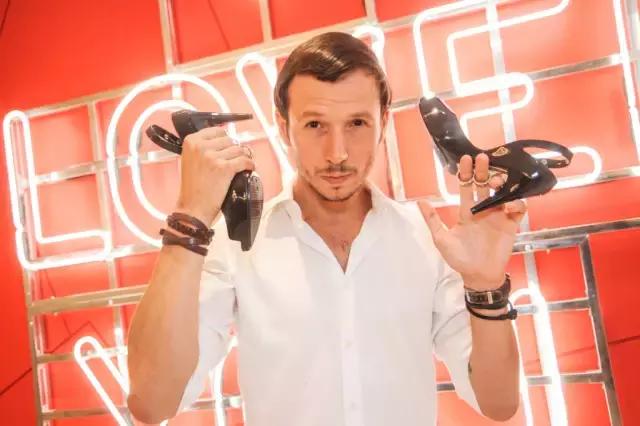 他把12个前女友都做成了高跟鞋？到底是真的假的