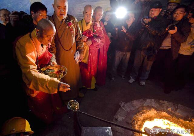 大年初一九华山祈福，香客人山人海，有人除夕夜不远千里赶来