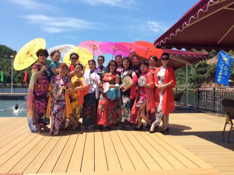 中老年人广场舞三人,中老年12人广场舞比赛