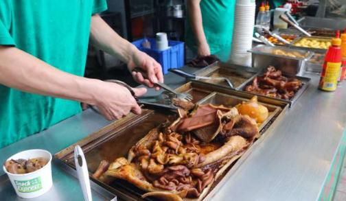 一碗牛杂能在夜市立足几十年,牛杂记忆深处的味道