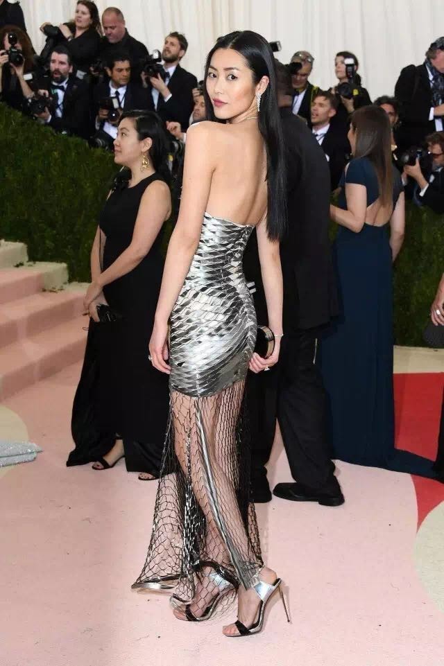 穿个发光裙怎么了，王凯这件夹克值4000多万呢