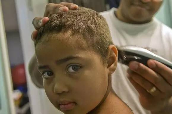 怎样和孩子沟通变性问题,孩子想变男生怎么办