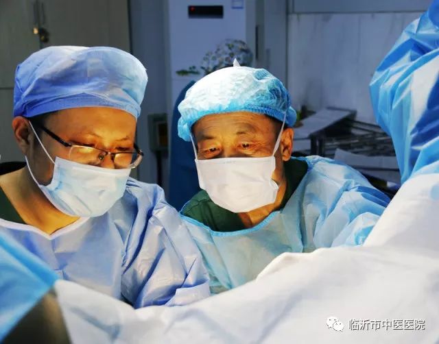 肛肠科病房走廊,病房爆满一床难求