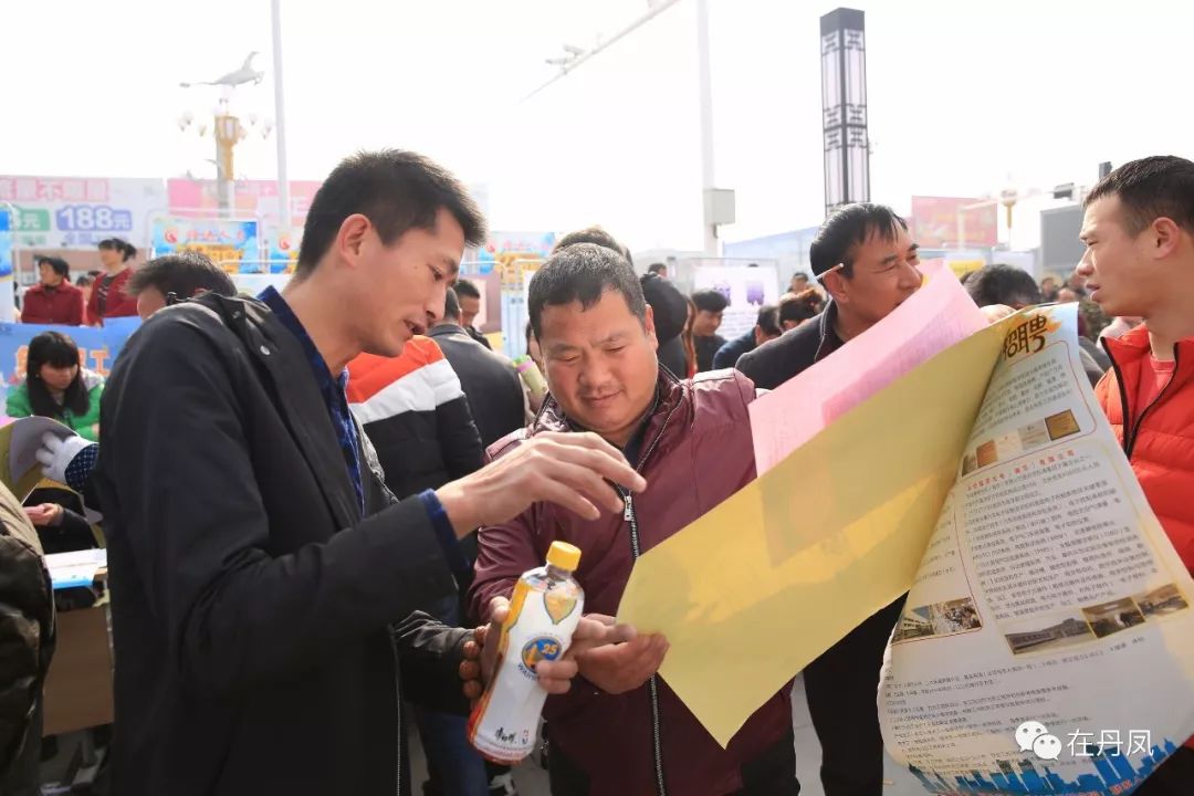 火！火！火！丹凤县2018年“春风行动”暨雨丹劳务协作现场招聘会爆棚啦！