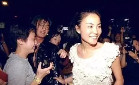 王菲谢霆锋同台集合,王菲谢霆锋甜蜜现场