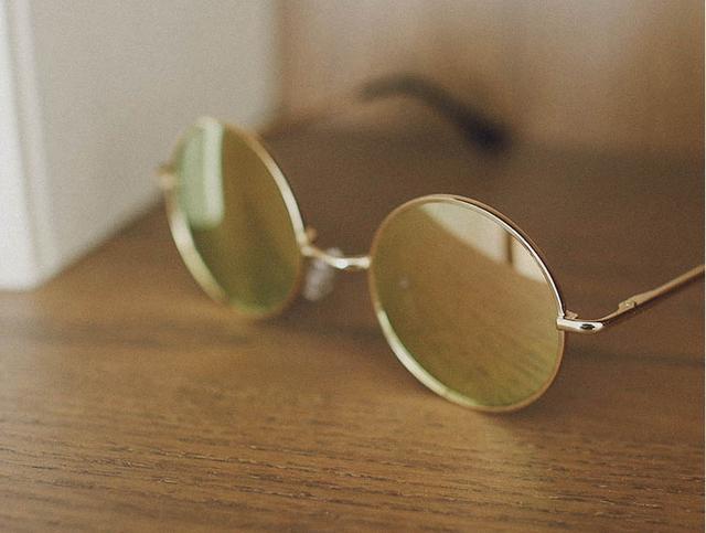 墨镜不离身，这样的男生是酷还是骚？