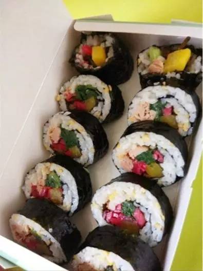 武汉一女学生拿着10块钱去买好吃的，竟然被。。。