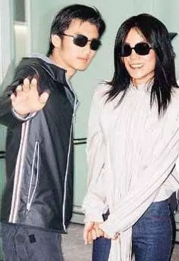 王菲谢霆锋甜蜜相处,王菲谢霆锋十指紧扣大秀恩爱