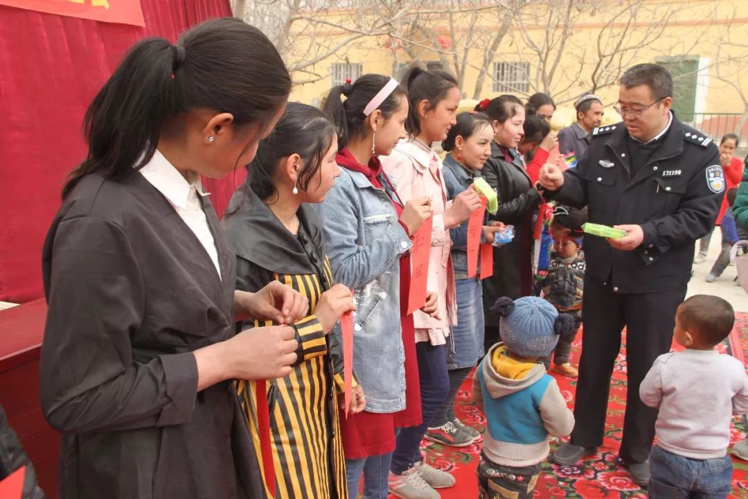 网络安全知识进农村主题宣传活动,给村民宣传网络安全知识