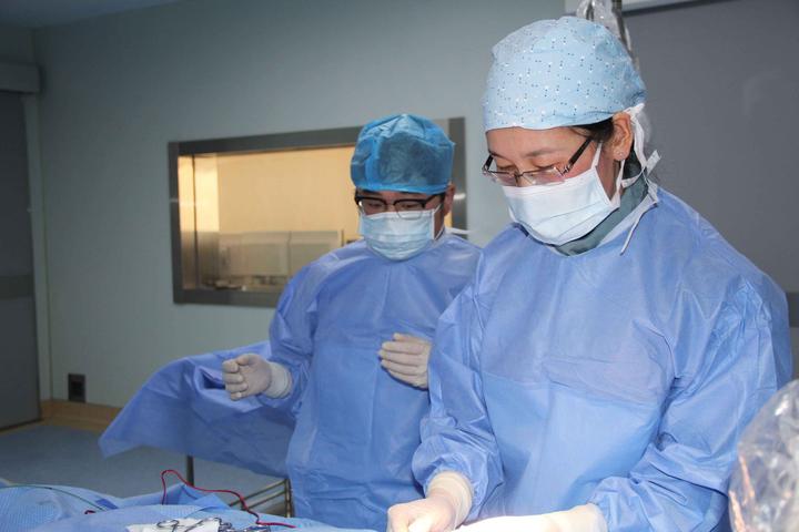 拿手术刀的女人,拿手术刀的姑娘