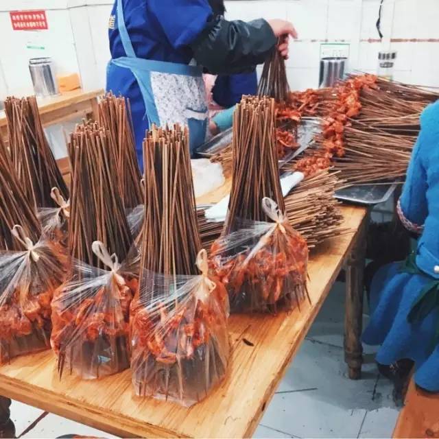 武汉一女学生拿着10块钱去买好吃的，竟然被。。。