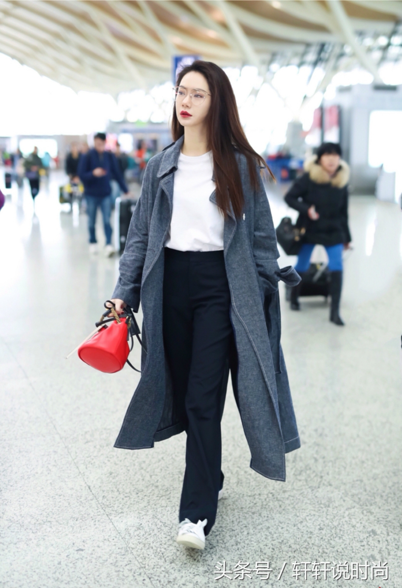 戚薇生日直播造型大变样网友惊呼,戚薇化妆成美女