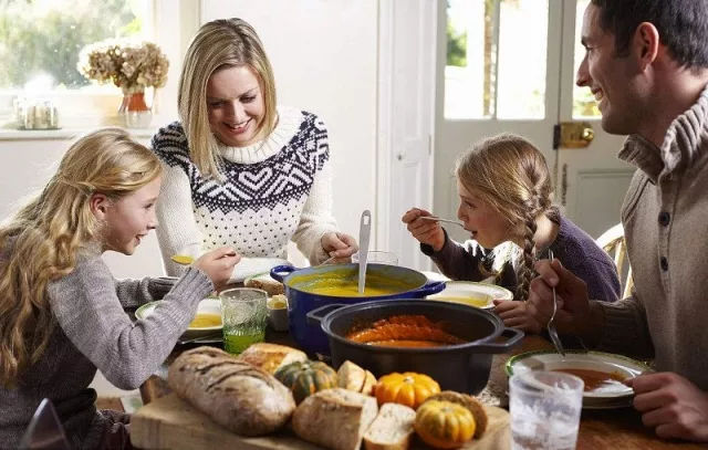 吃饭是一件让人开心的事,吃饭是件愉快的事