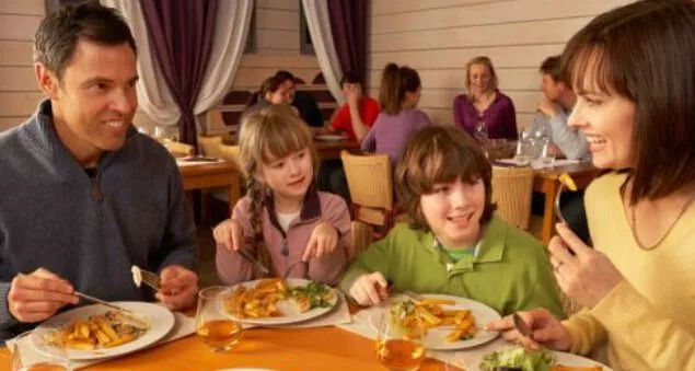 吃饭是一件让人开心的事,吃饭是件愉快的事