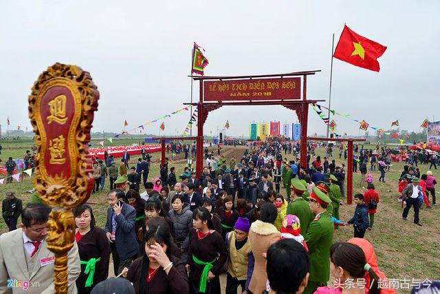 越南最重视的春节庙会，古代皇帝和现代国家元首都亲自下田干活