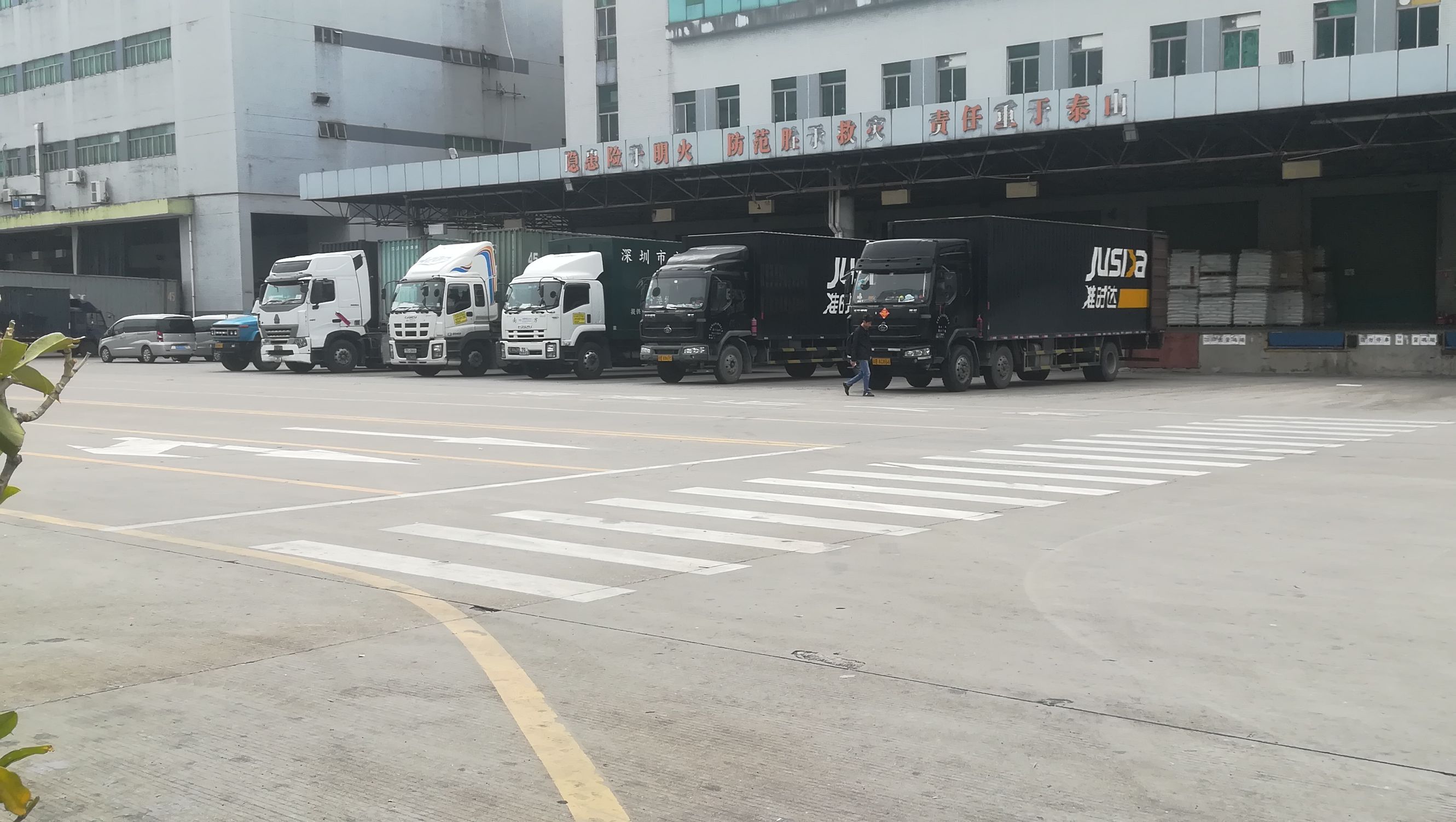 带大家进入工厂,带大家走进车间