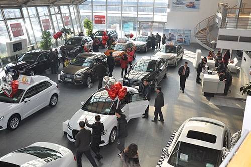 农民小哥刚提新车，发现后视镜有“裂痕”，4S店却笑他“土老帽”