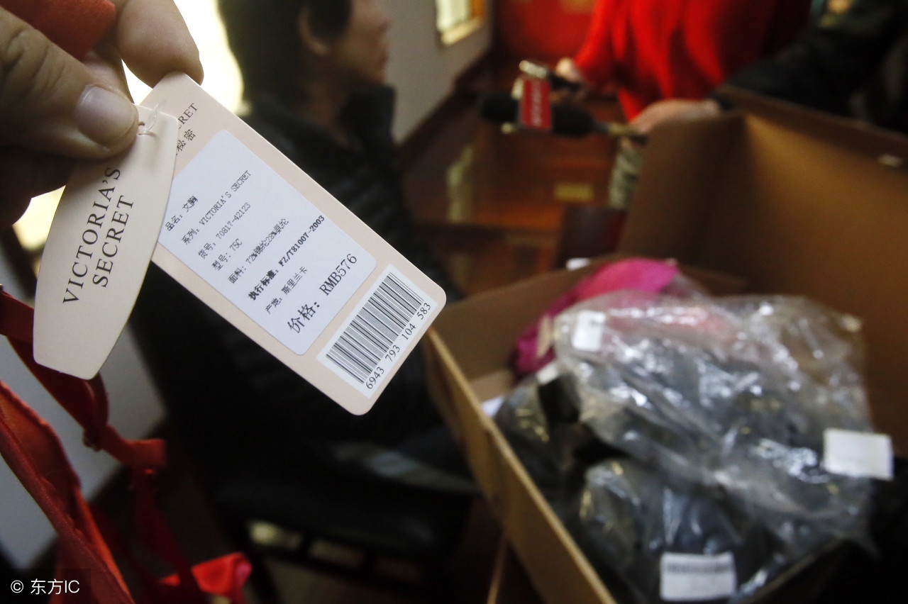 商场买到假货可以要求假一罚十吗,商场买到假货被打