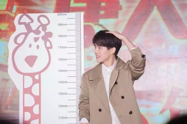 刘昊然增高鞋,刘昊然脱鞋指压板