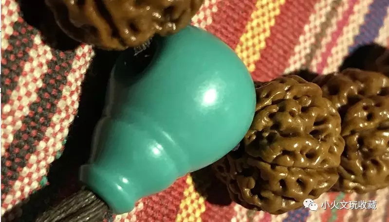 绿松石上面有一点白点是真的吗,绿松石盘玩出现白点这该怎么办