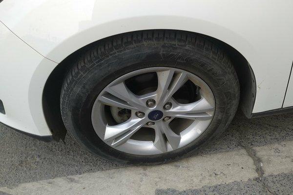 福特福克斯两厢1.5t底盘怎么样,2015福克斯ecoboost180两厢测评