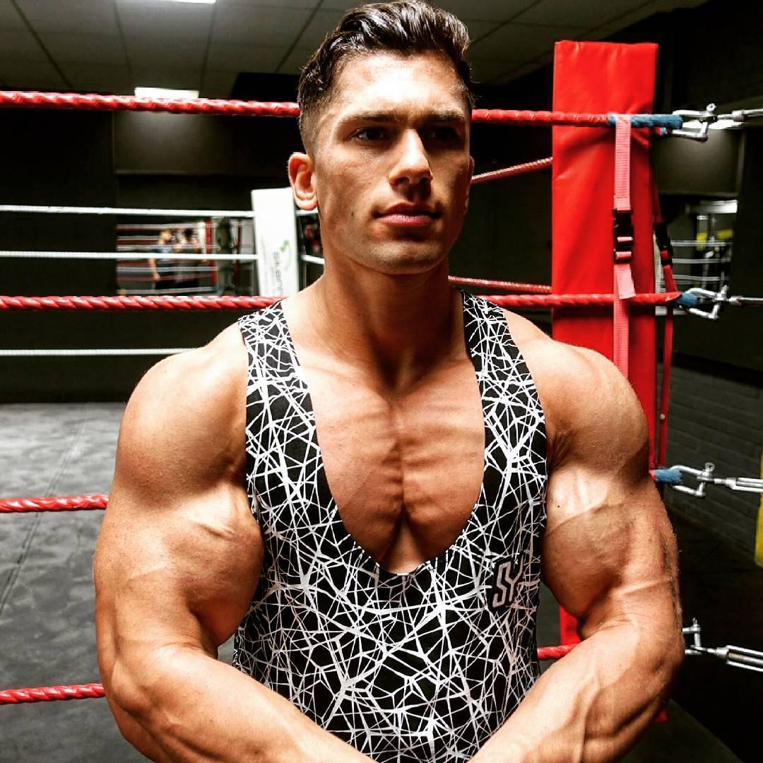 胸肌练多大可以看出胸肌形态,男生胸肌太小怎么练