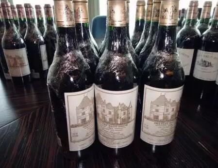 酒裹保鲜膜,酒为什么要裹保鲜膜