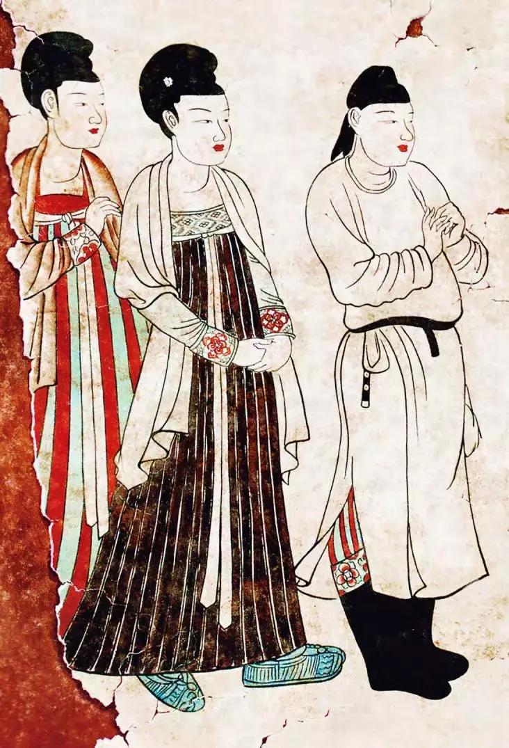 胸前如雪脸如莲，唐代小姐姐们的衣领为什么越来越低？