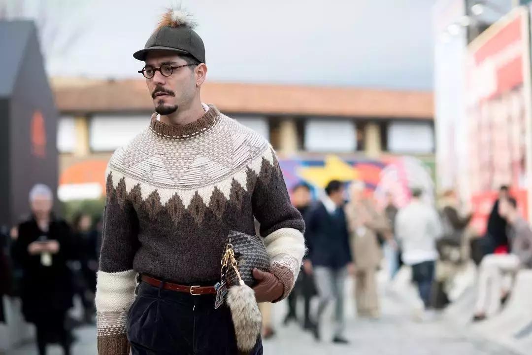 你和时尚之间只差一条腰带,米色同色系撞色穿搭