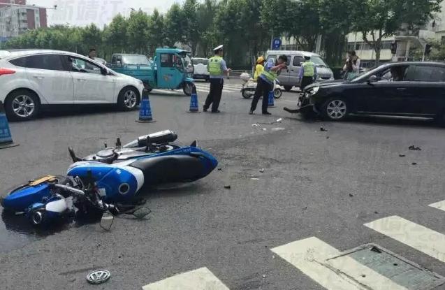 摩托车走起来车把左右摇摆咋回事,摩托车行驶中为什么后轮会跑偏