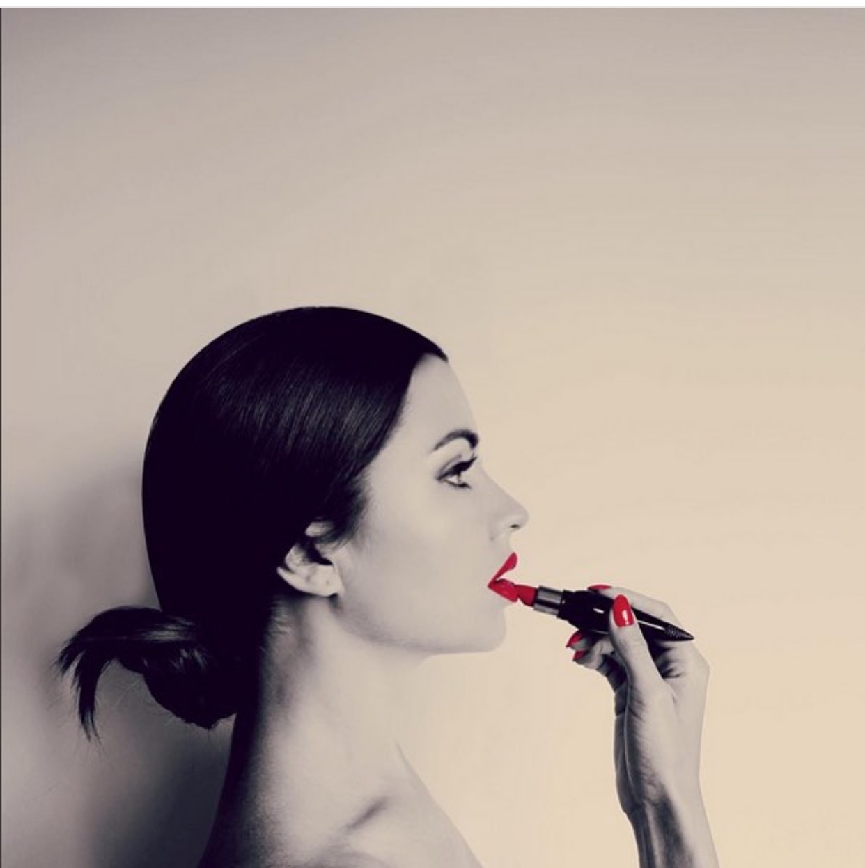 适合中年女性的口红颜色及品牌,第一次买口红买哪个好一点