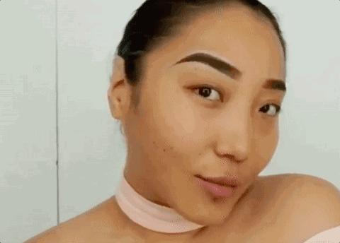 爆红网络靠一头绿发？让80万人沦陷的绝世美颜，竟是靠化妆台上的