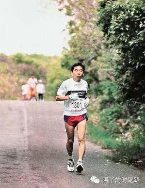 比起她的“黑白灰”，我更爱安迪帅爆了的跑步行头