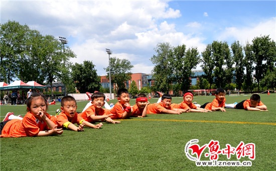 淄博足球娃娃闯京城小组第二打入16强