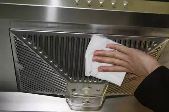 快提醒爸妈：如果有人上门换电表、装防盗器、杀蟑螂，一定提高警惕！丢钱事小。。