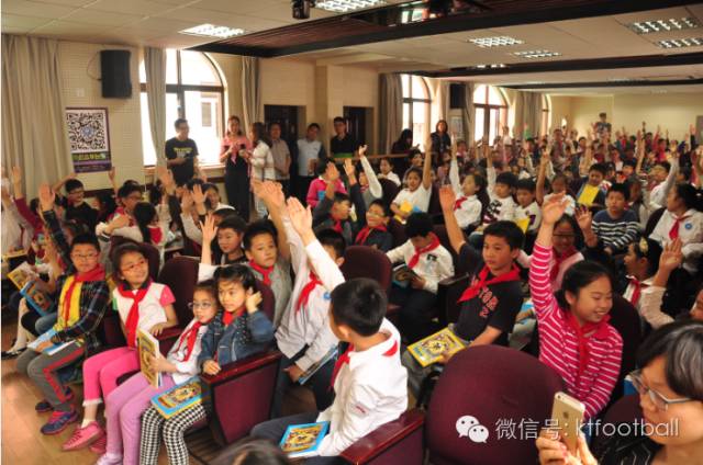 足球比赛小学生入场,少年足球开赛