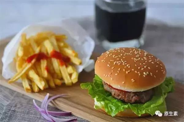 女童来例假十天,妈妈发现三岁女儿来例假