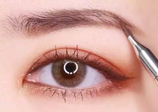 脸上用的酸类产品过期了还能用吗,过期产品还可以抹在脸上吗