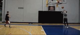 投篮老是打铁怎么练习投篮,投篮平时练准打比赛软怎么办