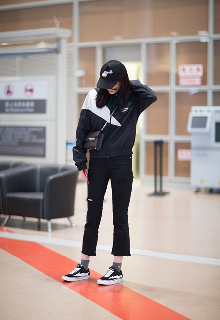 来看机场女王杨幂穿搭 (带货女王杨幂最新街拍造型引热议)