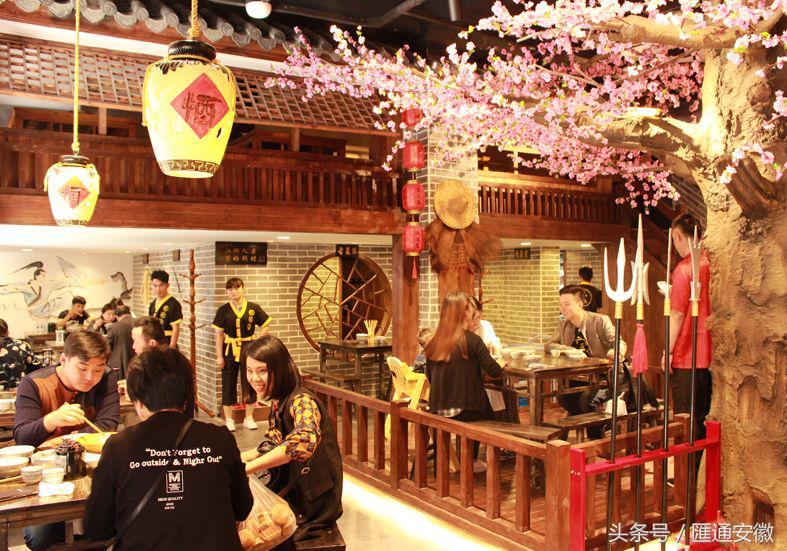 200平月入50万，翻台10次，他的秘密*器武**就是“物超所值”