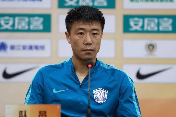 他是吊射门的亲历者，险被球迷废掉一只眼，如今成为球队忠臣