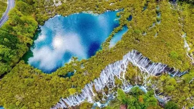 九寨沟震后形成新景观,人间仙境九寨沟震后依然山清水秀