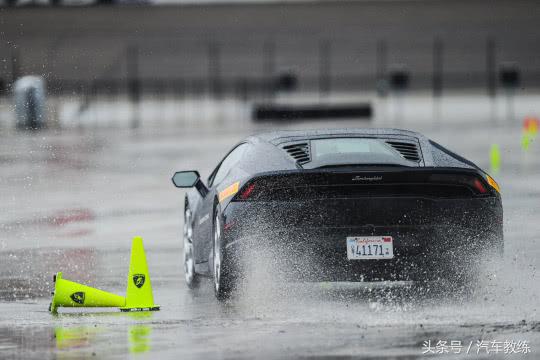 夏季雨天行车打滑侧滑注意事项,雨天开车如何避免打滑行驶
