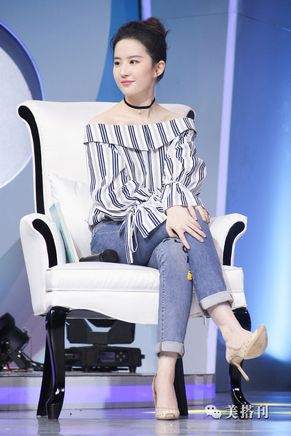 时髦又显瘦的条纹元素2020火翻天,彩色的竖条纹显瘦